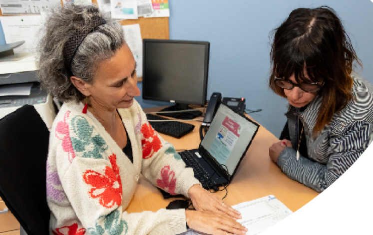 Une conseillère de la MDPH accompagne une personne devant un ordinateur.