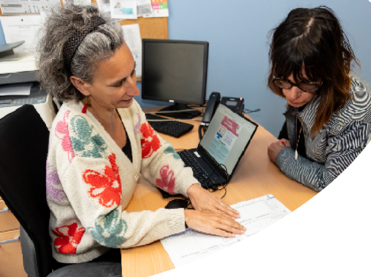 Une conseillère de la MDPH accompagne une personne devant un ordinateur.